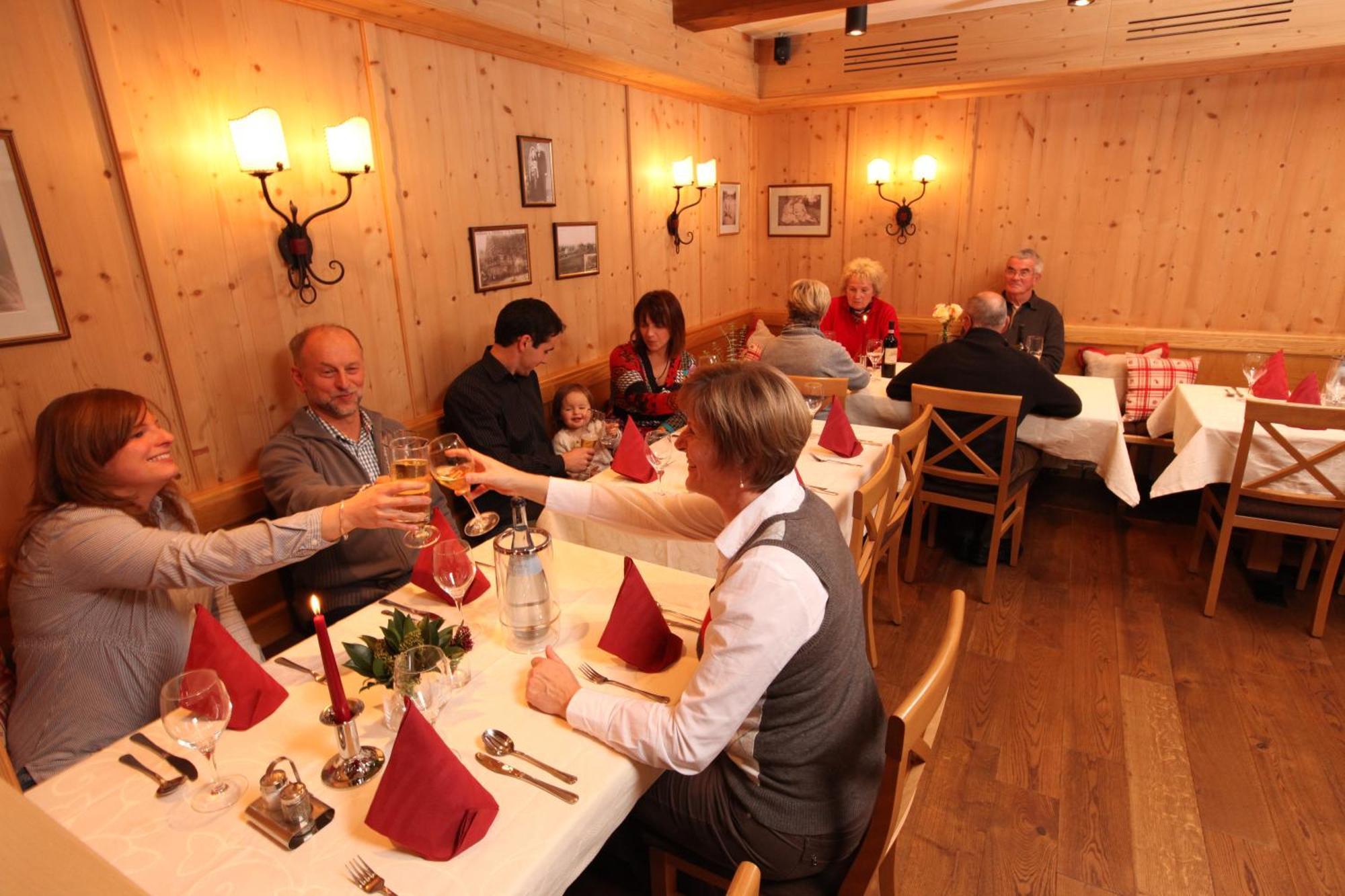Gasthof-Pension Brauner Hirsch In Alfeld - Mittelfranken Eksteriør billede